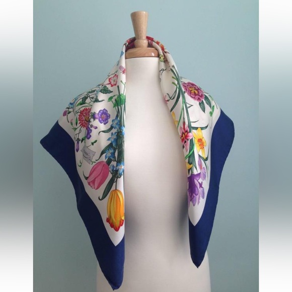 Vintage Gucci Flora Scarf 1966 Silk Flowers Decorations Dark Blue Frame - Picture 3 of 13